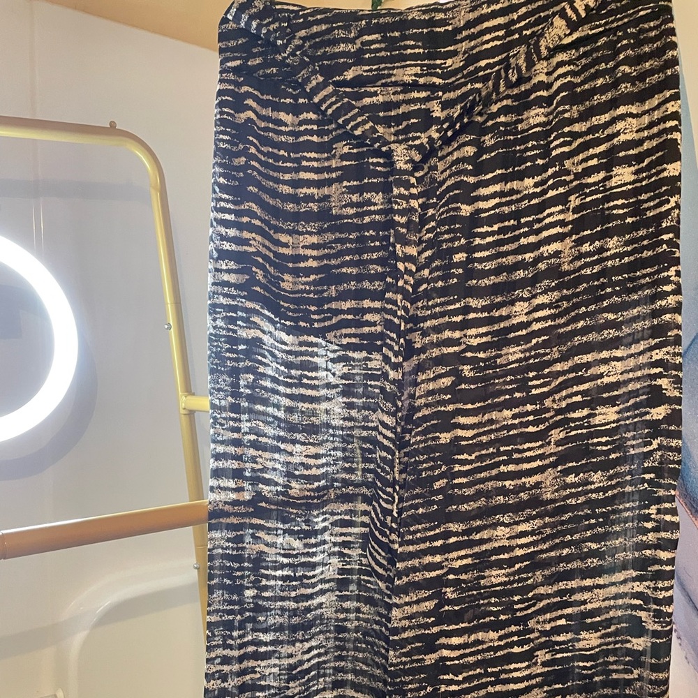 Ladies Palazzo pants, (L) 44, (W) 18, comes with a belt.